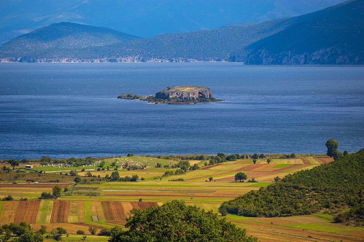 Isla de Maligrad en el lago Prespa de Albania